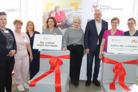 Legnica - Dzieki Fundacji Ronalda McDonalda do szpitala trafiły kolejne łóżka dla rodziców
